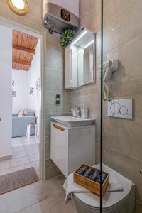 格利法达Corfu Glyfada Sea blue 137的客房内设有带水槽和卫生间的浴室
