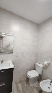 El AlquiánApartamento en Costacabana的白色的浴室设有卫生间和水槽。