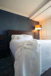 哈普那海滩威斯汀哈普纳海滩度假酒店的酒店客房,配有两张带白色床单的床