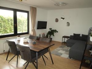 Klein-WinternheimApartment "Lavendel Garten"的客厅配有桌椅和沙发