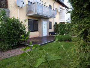 Klein-WinternheimApartment "Lavendel Garten"的房屋设有甲板和阳台