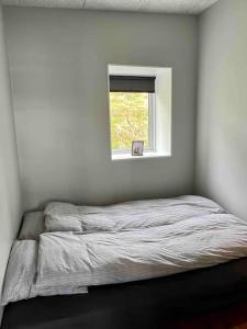 VestnanhavnPauli’s Boathouse的白色客房的一张床位,设有窗户