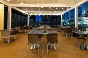 Puerto GaitánBest Western Puerto Gaitan的庭院内的餐厅,配有桌椅