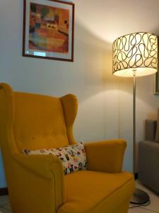 维耶特里NEL CUORE DI VIETRI CASA VACANZE AMALFI COAST的客厅里设有一张黄色的沙发和一盏灯