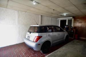 圣萨尔瓦多Casa Xunaan Kab的停放在车库里的小型白色汽车
