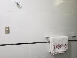 丘林Condominio La Curva的浴室毛巾架上的毛巾