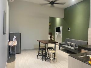 Batang BerjuntaiVilla Motel Mas Guesthouse的客厅配有桌子和沙发