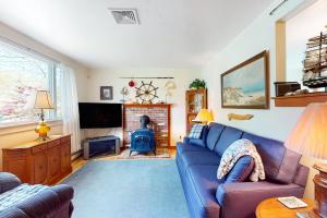 海恩尼斯Hyannis Beach House的客厅设有蓝色的沙发和壁炉