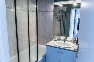 普瓦捷Apparthotel - Paradis Médiéval的一间带水槽和淋浴的浴室