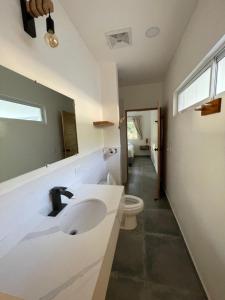 托拉Casa Mariposa的一间带水槽和卫生间的浴室