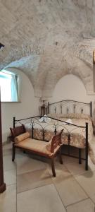 马丁纳弗兰卡Barocco Art House的石墙客房的卧室配有一张床