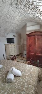 马丁纳弗兰卡Barocco Art House的一间卧室配有一张带木制梳妆台的床和一张床铺。