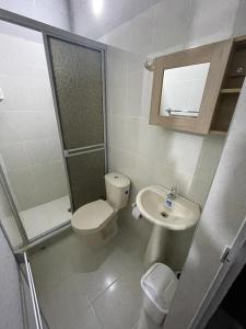 里韦拉villa vale Rivera Huila的白色的浴室设有卫生间和水槽。