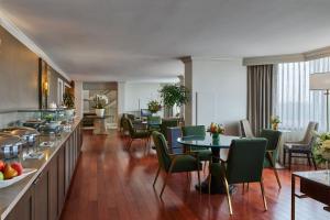 亚特兰大亚特兰大巴克海特惠特利奢华精选酒店的酒店客房配有桌椅和自助餐