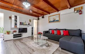尼亚卢卡Gorgeous Home In Tankaraca With Wifi的客厅配有沙发和桌子