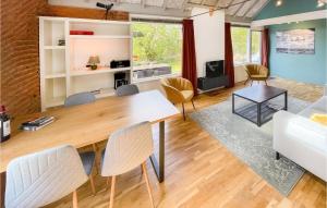 劳雷尔苏格3 Bedroom Gorgeous Home In Lauwersoog的用餐室以及带桌椅的起居室。