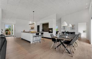 SpottrupNice Home In Spttrup With Wifi的厨房以及带桌椅的用餐室。