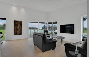 SpottrupNice Home In Spttrup With Wifi的带沙发、电视和窗户的客厅