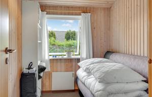 欧德尔3 Bedroom Stunning Home In Odder的一间卧室设有一张床和一个窗口