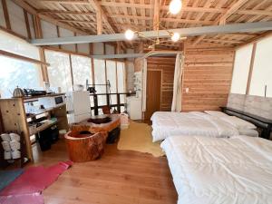雾岛市貸別荘・グランピングひめしゃら的小木屋内一间卧室,配有两张床
