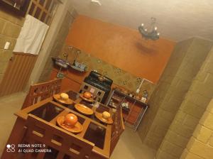 Cómoda casita de campo的厨房的顶部景观,配有桌子和炉灶