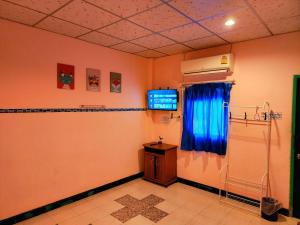 沙敦Ingpha Room For Rent的一间房间,墙上配有电视