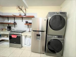 ChimaltenangoCOMFY. Full internet, kitchen, washer and dryer, Netflix的厨房配有冰箱和炉灶。