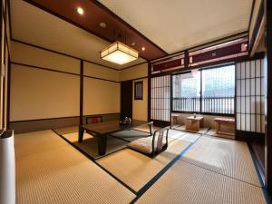 高山田边旅馆的客房设有桌子、椅子和窗户。