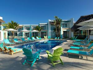 莫雷洛斯港Margaritaville Island Reserve Riviera Cancún - An All-Inclusive Experience for All的一个带躺椅和一束家具的游泳池
