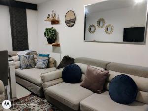 波哥大Apartamento sector exclusivo acogedor的客厅配有2张沙发和1台平面电视