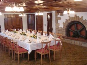 霍德班克克罗兹酒店的一间带长桌和椅子的用餐室