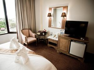 乌汶莱丝翁酒店的酒店客房,配有床和电视