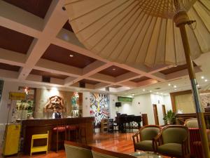 乌汶莱丝翁酒店的餐厅内的酒吧,拥有大型天花板