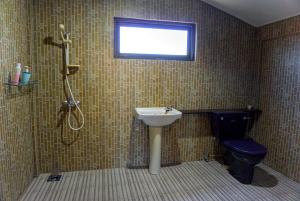 路通Log Cabin House的一间带水槽和卫生间的浴室以及窗户。