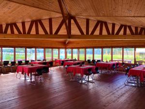 NarstKayak Camp, Tsonjinboldog的大型客房设有桌椅和窗户。