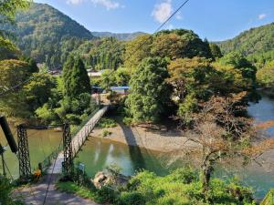 长滨市Ayu House - Vacation STAY 03971v的从悬索桥上欣赏河流美景