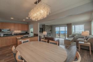 卡农海滩托尔瓦纳公寓式酒店的厨房、带桌子的客厅和用餐室