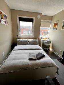 多伦多Home in Downtown的一间卧室配有一张大床和两条毛巾