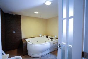 昆卡Apartamento con jacuzzi y Parqueadero的一间位于客房内的带白色浴缸的浴室