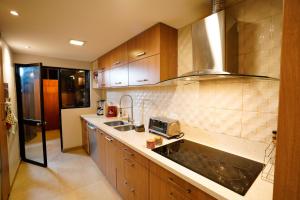 昆卡Apartamento con jacuzzi y Parqueadero的厨房配有水槽和炉灶