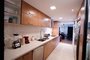 昆卡Apartamento con jacuzzi y Parqueadero的厨房配有水槽和台面