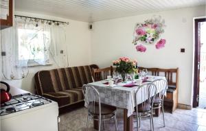 德兹维济诺Amazing Home In Dzwirzyno With Wifi的客厅配有鲜花桌
