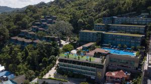 芭东海滩The Senses Resort & Pool Villas - SHA Plus的享有带游泳池的大楼的顶部景致