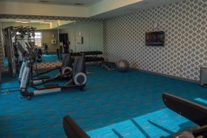 科珀斯克里斯蒂Aloft Corpus Christi的一间健身房,里面设有跑步机和椭圆机