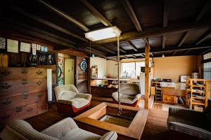 Wadaサウナ付き古民家宿まるもり的客厅配有两把椅子和一张桌子
