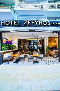 帕拉利亚卡泰里尼斯泽费罗斯酒店的zevros酒店餐厅设有桌椅