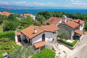 伊齐齐Villa Fani with Jacuzzi的享有橙色屋顶房屋的空中景致
