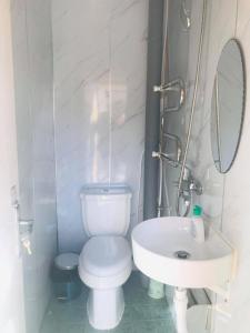 NarstKayak Camp, Tsonjinboldog的白色的浴室设有卫生间和水槽。