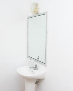 Santiago EsteCasa Carmen的一间带水槽和镜子的浴室