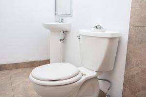 Santiago EsteCasa Carmen的浴室配有白色卫生间和盥洗盆。